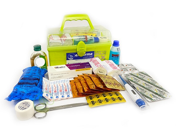 Family First Aid Box (সবুজ রং ও মিডিয়াম সাইজ) সাথে থাকছে ১৫ টি ফাস্ট এইড জরুরী পণ্য